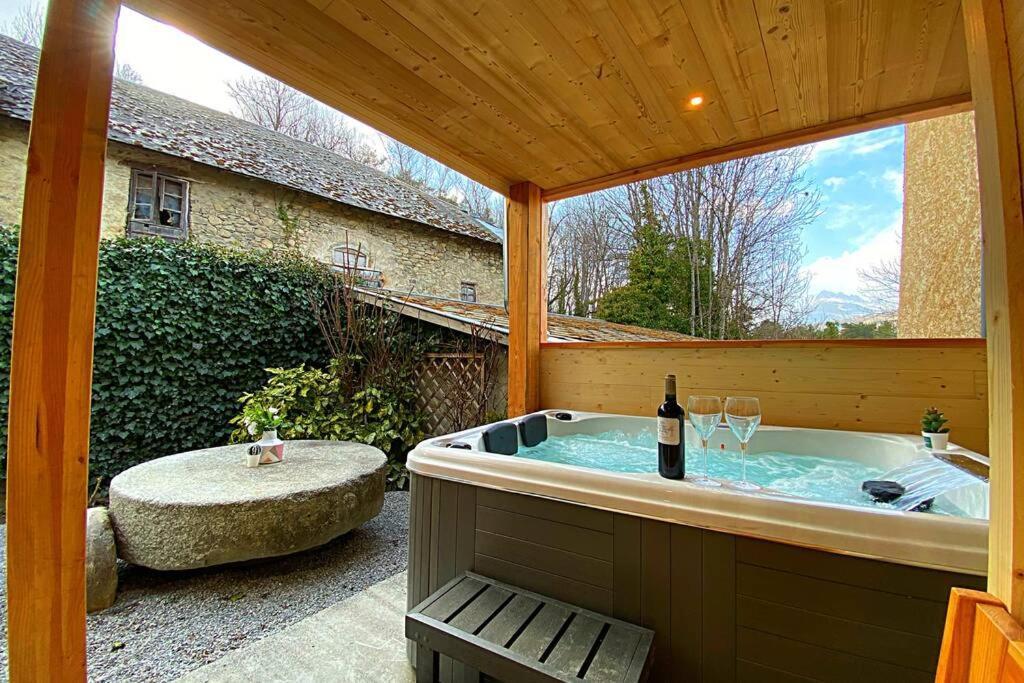 Gîte avec jacuzzi privatif Crots Extérieur photo