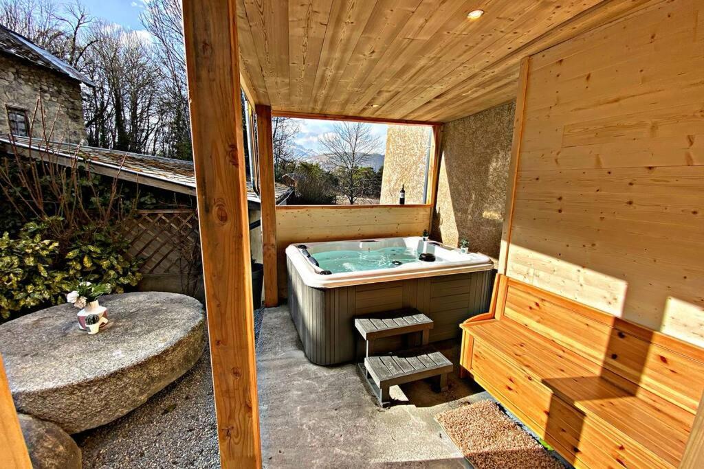 Gîte avec jacuzzi privatif Crots Extérieur photo